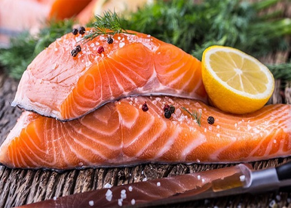 <center><em>Cá hồi là thực phẩm dồi dào vitamin trong đó có B2</em></center>