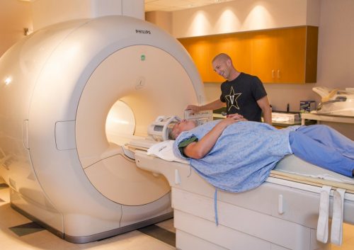 MRI được thực hiện bằng cách cách đưa cơ thể người bệnh vào vùng có từ trường rất mạnh