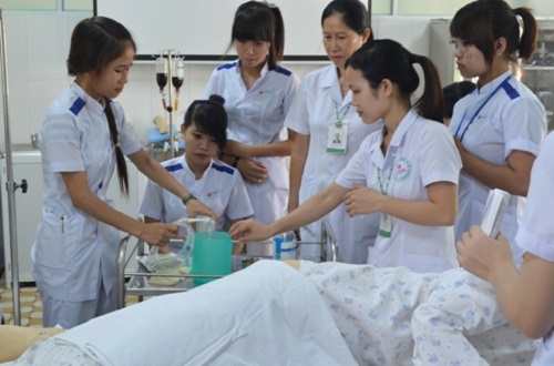 Những cô gái học Đại học, Cao đẳng Điều dưỡng luôn là người mạnh mẽ, bản lĩnh