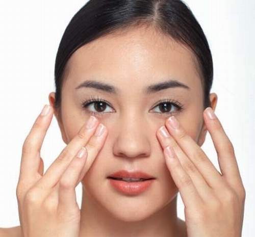 Mát-xa giảm mỡ mí mắt rất hiệu quả Mát-xa giảm mỡ mí mắt rất hiệu quả
