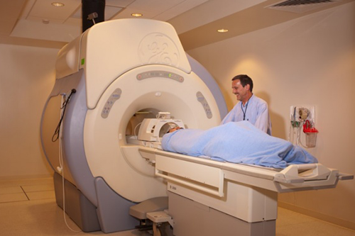 Khi tham gia quá trình chụp cộng hưởng từ bạn cần tuân theo sự hướng dẫn của nhân viên phòng chụp MRI