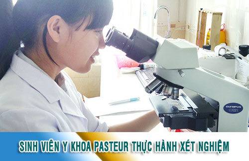 Sinh viên Văn bằng 2 Cao đẳng Xét nghiệm được thực hành với máy móc hiện đại