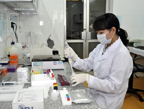 Kỹ thuật viên xét nghiệm thường xuyên làm việc trong phòng thí nghiệm